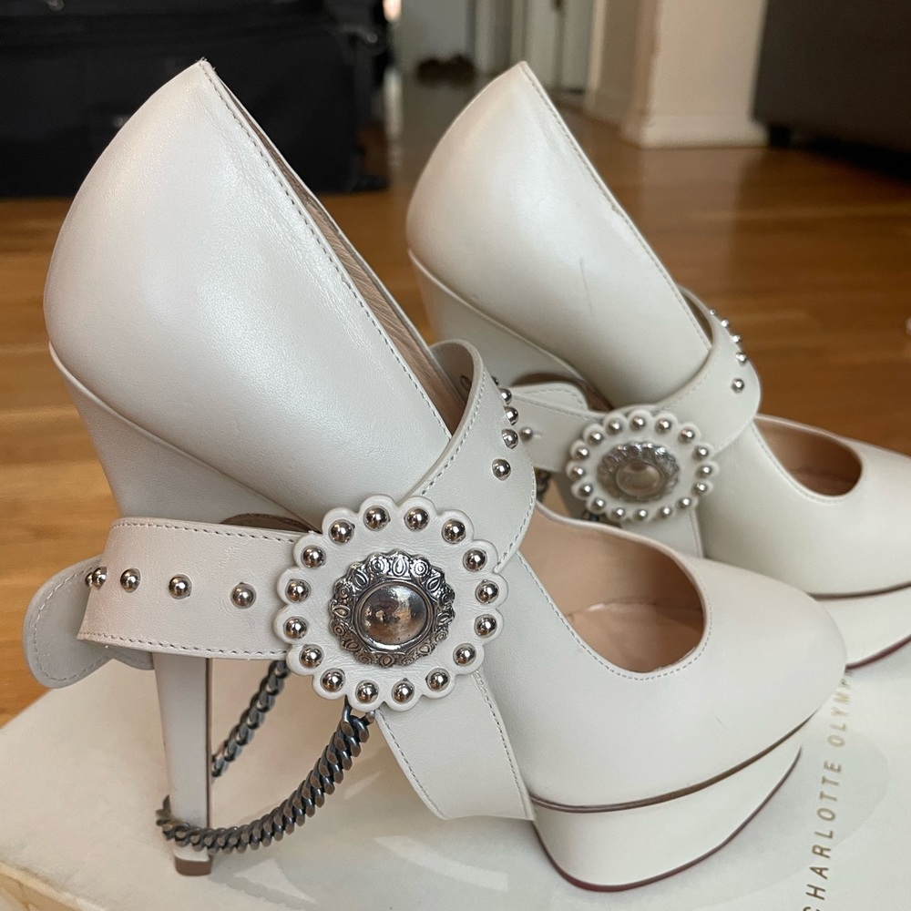 NWT Charlotte Olympia pumps sz35.